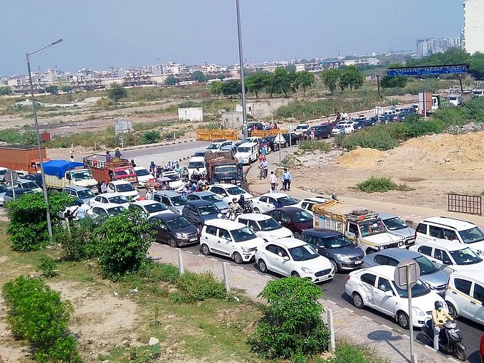 کورونا وائرس: دہلی-غازی آباد سرحد مکمل طور پر سیل، بارڈر پر بھیڑ میں اضافہ