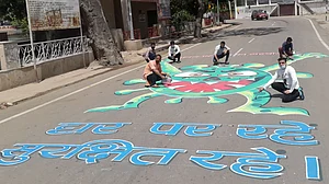 جموں: کورونا سے متعلق بیداری پیدا کرنے کے لیے نوجوانوں نے سڑکوں کو کیا پینٹ