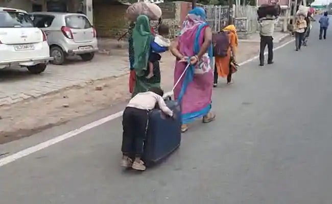 تھکے قدموں سے یہ کس کا مستقبل کھینچا جا رہا ہے: پرینکا گاندھی کا سوال