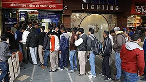 لاک ڈاؤن میں شراب فروخت کر حکومتیں کمائی تو کر لیں گی، لیکن گھریلو تشدد کا کیا؟