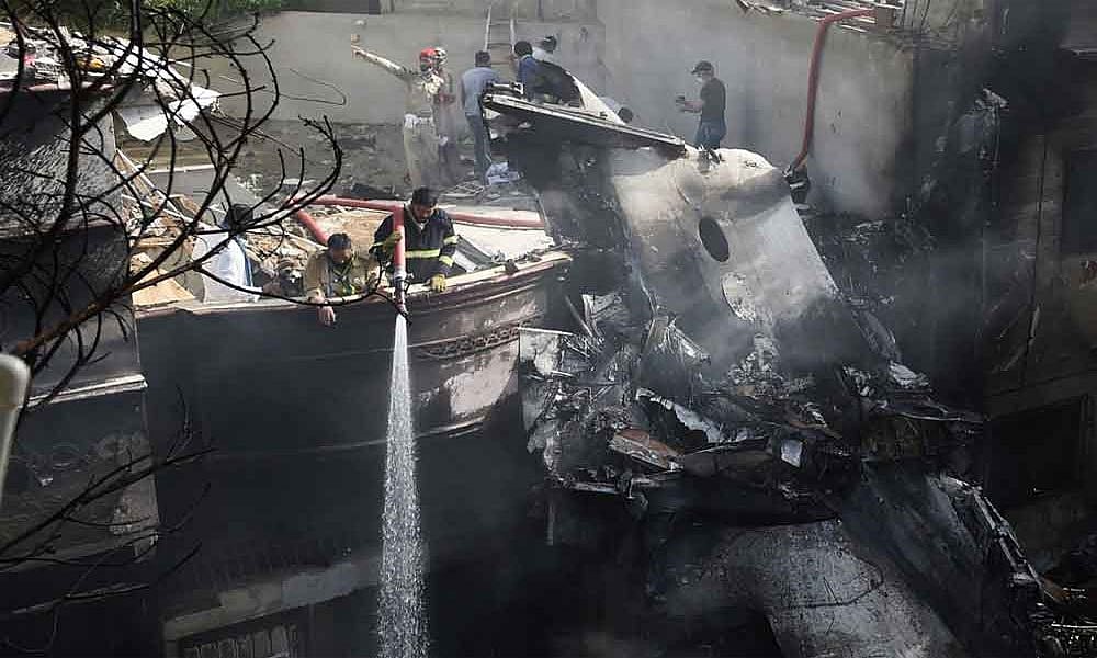 کراچی طیارہ حادثہ: پرندے کے ٹکرانے سے گئیں 97 افراد کی جان، ابتدائی رپورٹ میں انکشاف