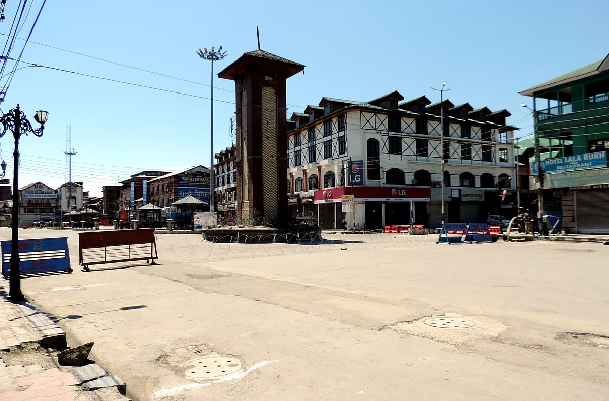 کشمیر: فون خدمات بحال، لیکن موبائل انٹرنیٹ خدمات پر جاری پابندی سے لوگ پریشان