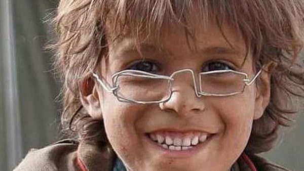 لوہے کہ تاروں سے بنائی ٹیڑھی میڑھی عینک نے یمنی بچے کی قسمت بدل ڈالی
