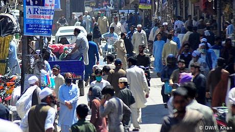 پاکستان: ٹیسٹنگ بڑھائے بغیر بہتری کا دعوی مناسب نہیں، طبی ماہرین