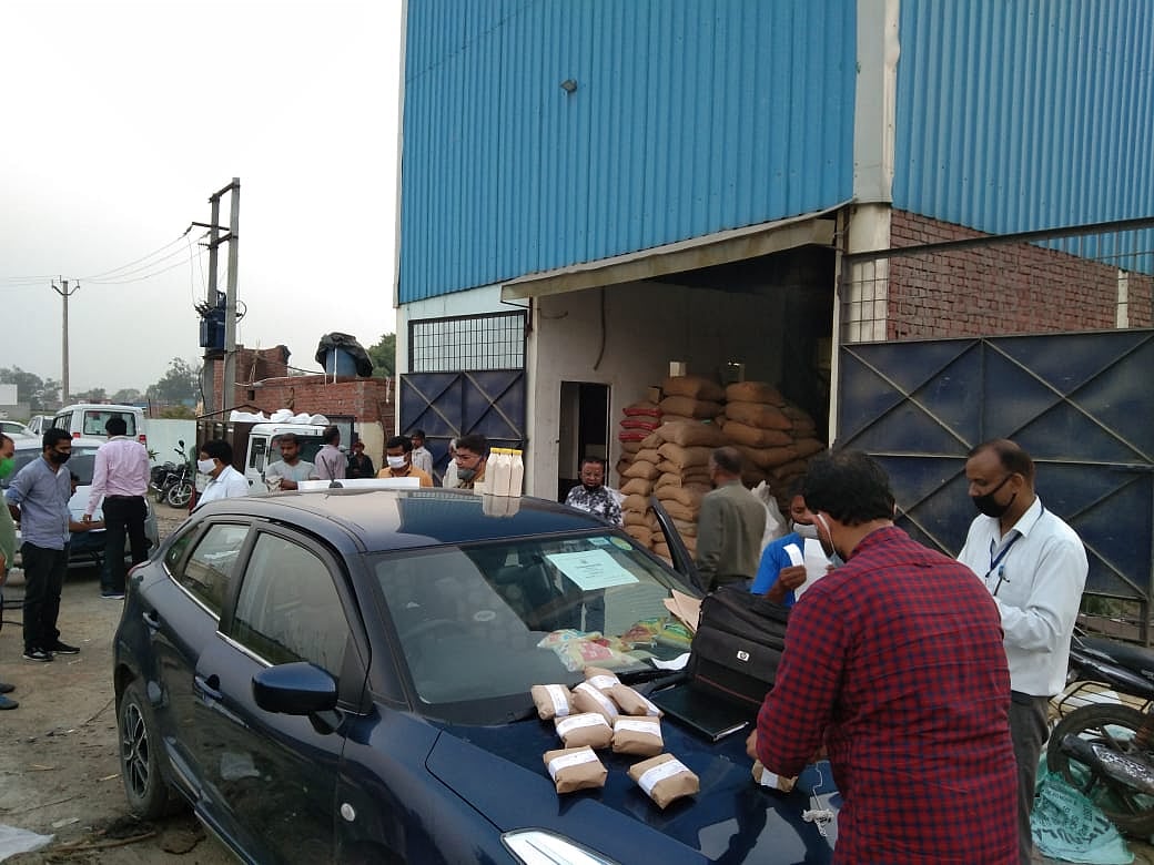 مظفر نگر میں کوارنٹائن مزدوروں کو کھانا دینے میں گھوٹالہ کا انکشاف، تحصیلدار معطل