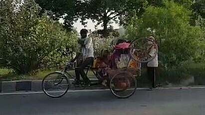 بیوی-بچہ کو ٹھیلے پر لاد کر بہار پہنچا مہاجر مزدور، کہا ’اب کبھی دہلی نہیں جاؤں گا‘