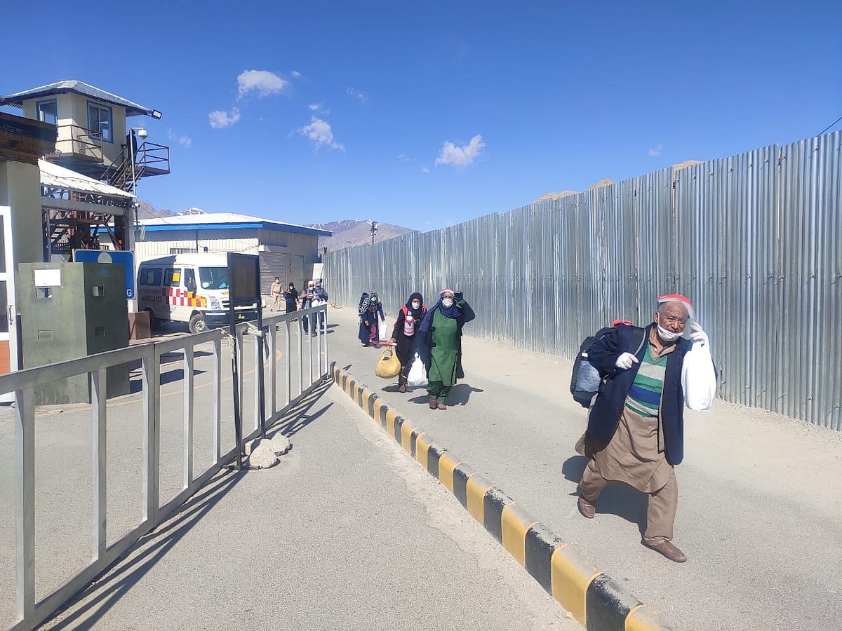 ایران میں پھنسے ’لداخی زائرین‘ کا آخری قافلہ لیہ وارد