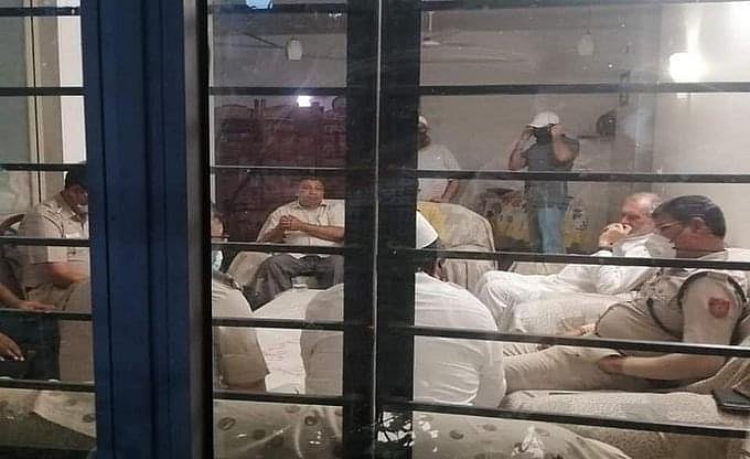 دہلی پولس ظفرالاسلام خان کو تھانہ لے جانے میں ناکام رہی کیونکہ...