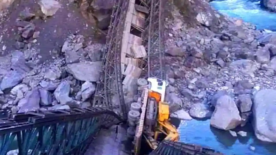 چین کی سرحد سے جوڑنےوالے ویلی برج کے انہدام کی جانچ شروع، مقدمہ درج