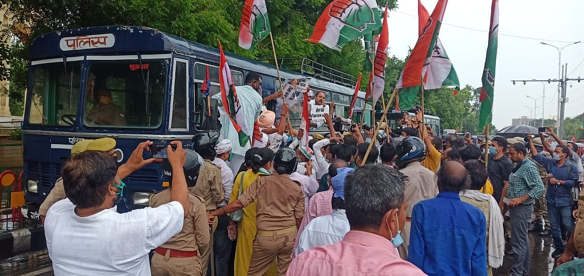 لکھنؤ: تیل قیمتوں کے خلاف یوپی کانگریس سراپا احتجاج، حراست میں لئے گئے للو و دیگر کارکنان