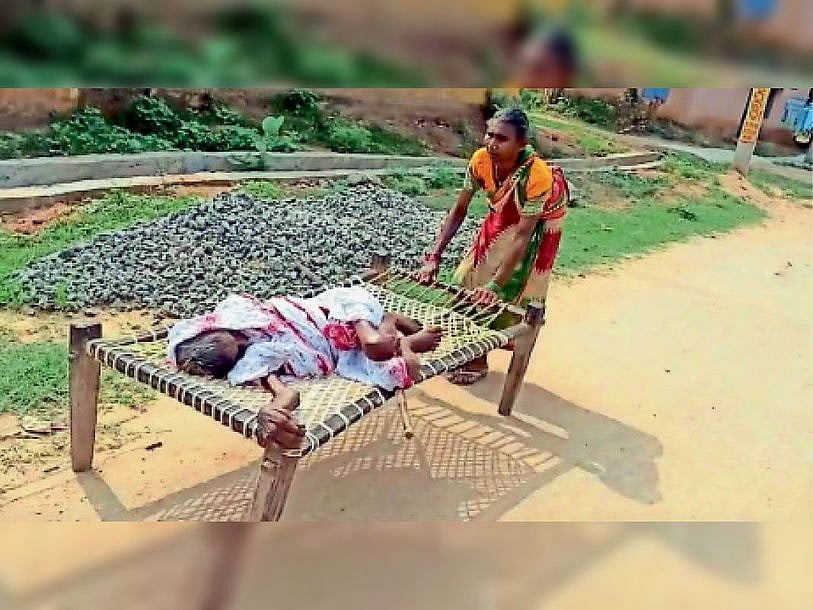 پانچ سو روپے کی پنشن کے لئے 100 سالہ ماں کو چارپائی پر لٹاکر بینک پہنچی مجبور بیٹی