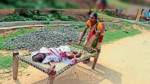 پانچ سو روپے کی پنشن کے لئے 100 سالہ ماں کو چارپائی پر لٹاکر بینک پہنچی مجبور بیٹی