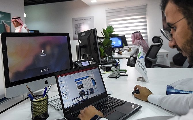 سعودی عرب نے پرائیویٹ ملازمین کو 2 سال تک نصف تنخواہ کی ادائیگی کا کیا اعلان