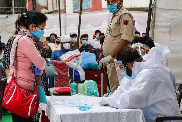 ہندوستان: گزشتہ 24 گھنٹوں میں پھر ٹوٹا ریکارڈ، کورونا کے 13586 نئے معاملے درج