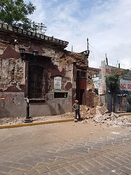 میکسیکو میں زلزلہ کے بعد کئی ماکانات منہدم ہو گئے (تصویر سوشل میڈیا)