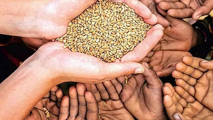 مودی حکومت کا دعویٰ کھوکھلا! مزدوروں کو 2 مہینے میں ملا صرف 13 فیصد انَاج