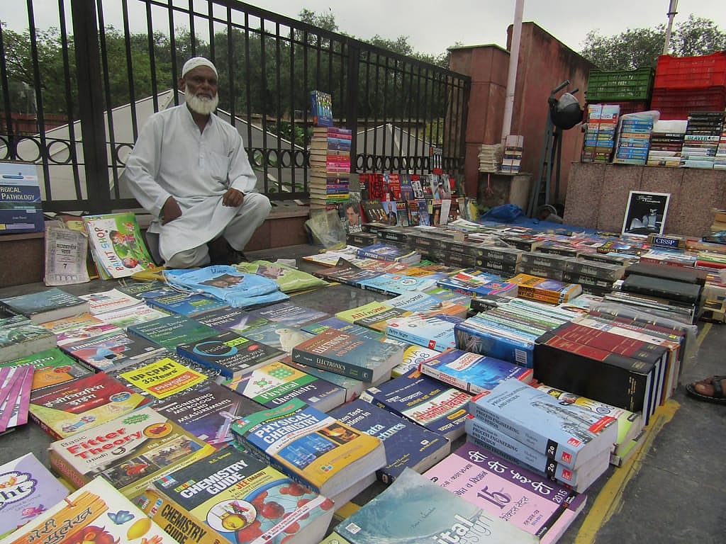 دہلی: تاریخی ہفتہ واری کتاب بازار کورونا کی نذر، کتب فروش پریشان