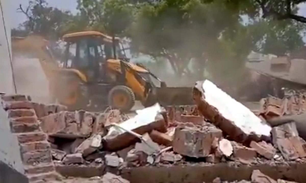 بدنام زمانہ وکاس دوبے کے خلاف یوپی حکومت کی کارروائی، بنگلے پر چلایا گیا بلڈوزر