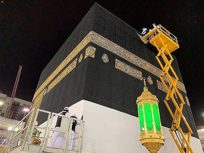 تمام احتیاطی تدابیر کے ساتھ غلاف کعبہ کی تبدیلی کا عمل مکمل