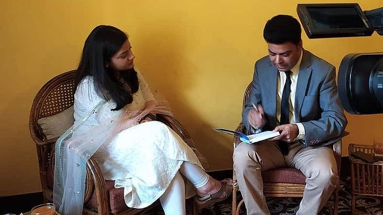 التجا مفتی کا انٹویو لیتے گلستان نیوز کے صحافی سیت تجمل / تصویر فیس بک https://www.facebook.com/hhanjuri