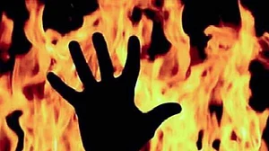 یو پی: لوک بھون کے سامنے خود کو جلانے والی خاتون ہلاک، بیٹی کا علاج جاری