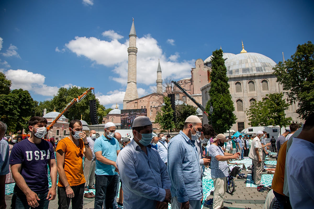 ترکی: اسنبول کی آیا صوفیہ مسجد میں 86 سال بعد نماز پڑتھے مسلمان / تصویر Getty Images