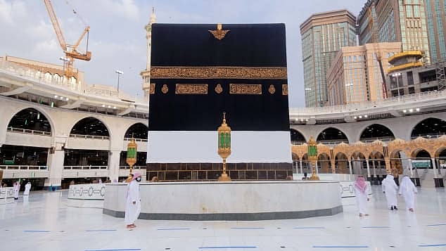 یہ کیسا حج ہے، نہ کعبہ کو چھونا نہ حجر اسود کا بوسہ، رمی جمرات کے لئے کنکریاں بھی حکومت دے گی 