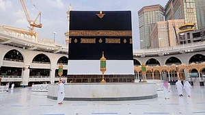 یہ کیسا حج ہے، نہ کعبہ کو چھونا نہ حجر اسود کا بوسہ، رمی جمرات کے لئے کنکریاں بھی حکومت دے گی