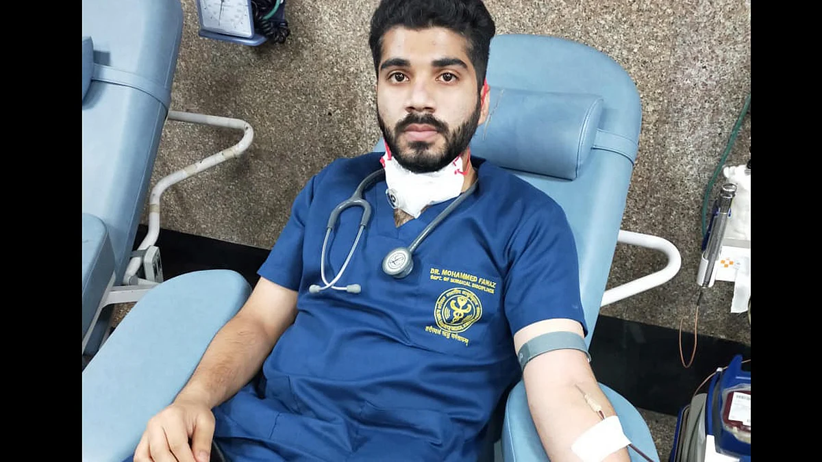 مریض کے لئے اپنے خون کا عطیہ کرتے ایمس کے ڈاکٹر محمد فواز، تصویر ٹوئٹر @Runjhunsharmas