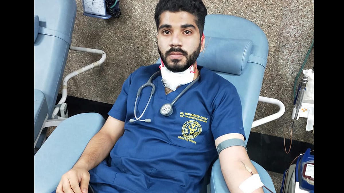 مریض کے لئے اپنے خون کا عطیہ کرتے ایمس کے ڈاکٹر محمد فواز، تصویر ٹوئٹر @Runjhunsharmas