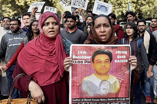 ‘نجیب کی تصویر سینے سے لگائے میں چیختی رہی، مگر ’چوکیدار‘ تک آواز نہیں پہنچی’