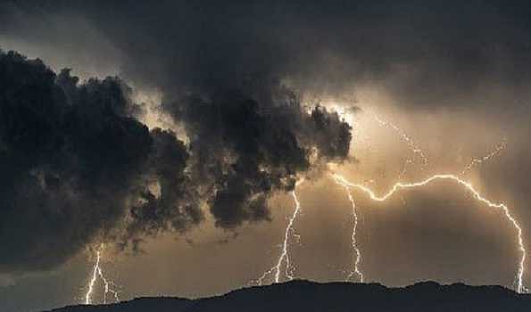 جموں: پونچھ میں آسمانی بجلی گرنے سے میاں بیوی سمیت 3 افراد لقمہ اجل، کئی مویشی بھی ہلاک