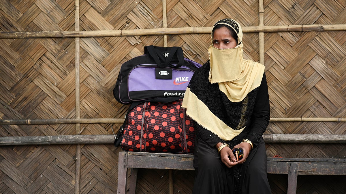 آسام: لاک ڈاؤن کا اچانک اعلان ہونے کے بعد گوہاٹی میں بس کا انتظار کرتی خاتون /  Getty Images