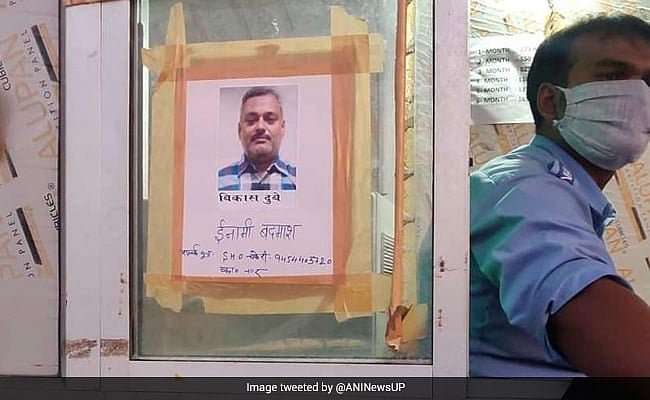انعامی بدمعاش وکاس دوبے کے پوسٹر اتر پردیش کی دیواروں پر چسپاں