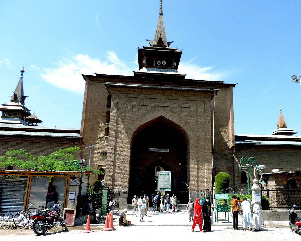 کشمیر: تاریخی جامع مسجد میں پانچ ماہ بعد نماز ظہر ادا کی گئی