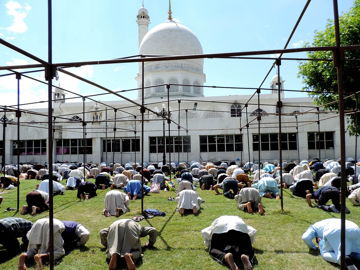 کشمیر: سخت احتیاطی تدابیر کے درمیان جامع مسجد میں پانچ ماہ بعد نمازِ جمعہ ادا