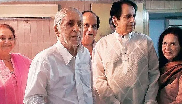 کورونا سے متاثر دلیپ کمار کے ایک چھوٹے بھائی کا انتقال، دوسرے بھائی کی بھی حالت نازک