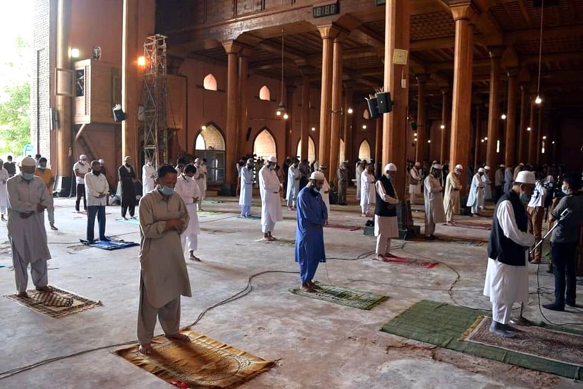 کشمیر: سخت احتیاطی تدابیر کے درمیان جامع مسجد میں پانچ ماہ بعد نمازِ جمعہ ادا