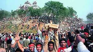 بابری مسجد تو مسمار کرتے ہندو انتہا پسند / تصویر ٹوئٹر