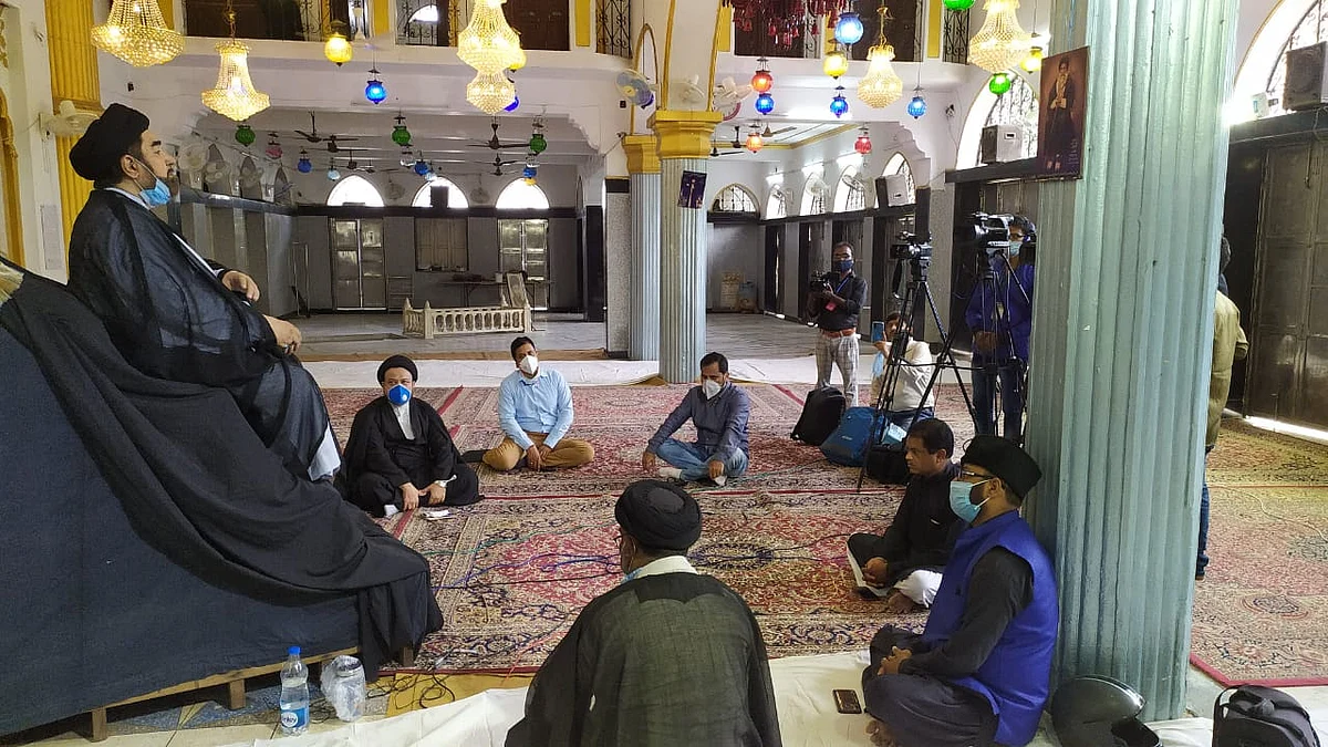 لکھنؤ: امام باڑہ غفران مآب میں مجلس سے خطاب کرتے ہوئے کلب جواد / تصویر قومی آواز