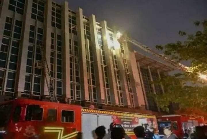 گجرات: اسپتال میں آگ لگنے سے 8 مریضوں کی ہلاکت، دو دن بعد بھی کیوں درج نہیں ہوئی ایف آئی آر؟