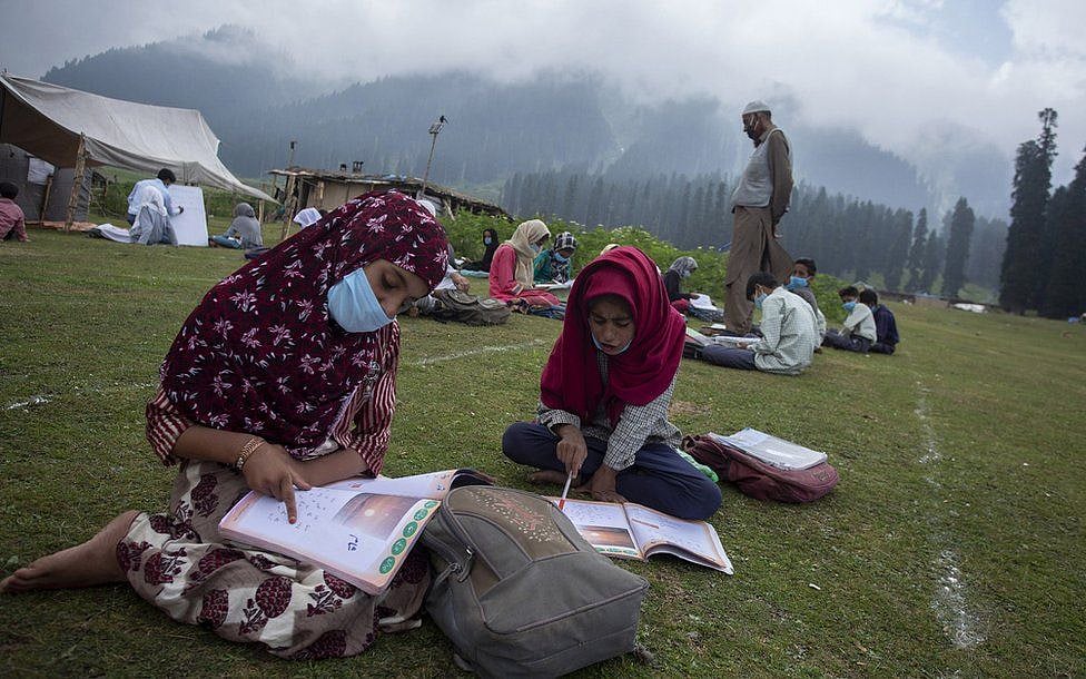 کشمیر میں اوپن ایئر کلاسز: بستیوں سے دور کھلے میدانوں میں جاری درس و تدریس