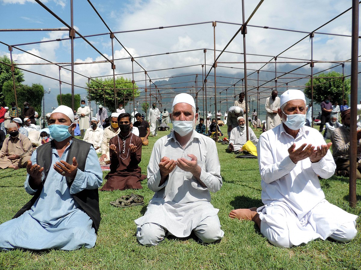 وادی کشمیر میں 'فرائیڈے لاک ڈاؤن' ختم، بیشتر مساجد میں نماز جمعہ کی ادائیگی