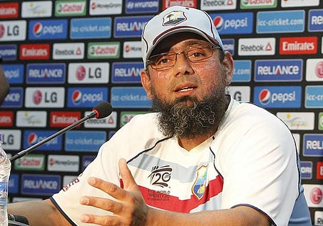 بی سی سی آئی نے دھونی کے ساتھ اچھا سلوک نہیں کیا: ثقلین مشتاق