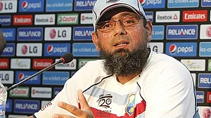 بی سی سی آئی نے دھونی کے ساتھ اچھا سلوک نہیں کیا: ثقلین مشتاق