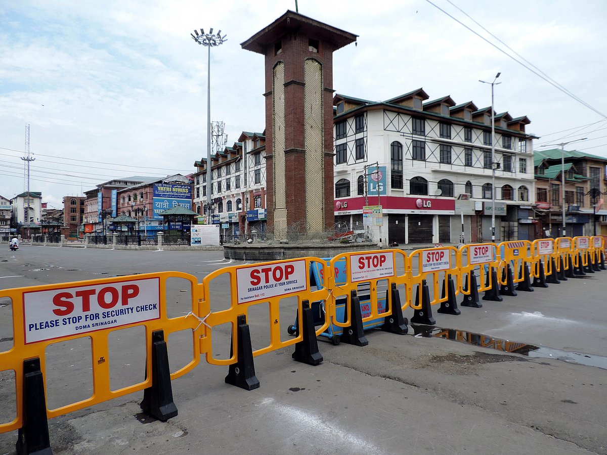 کشمیر میں پابندیاں مزید سخت، کیا '5 اگست' کا ہے خوف!