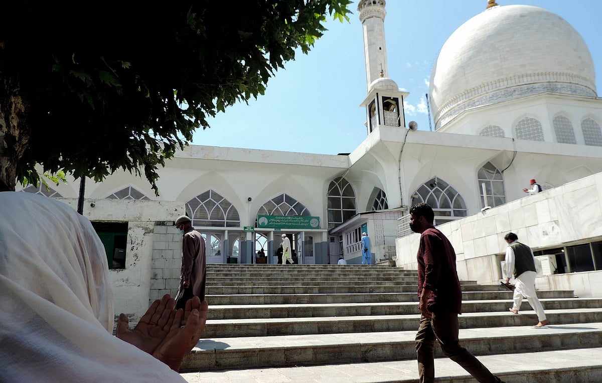 فاروق عبداللہ کی چرار شریف میں علمدار کشمیر کے آستان عالیہ پر حاضری