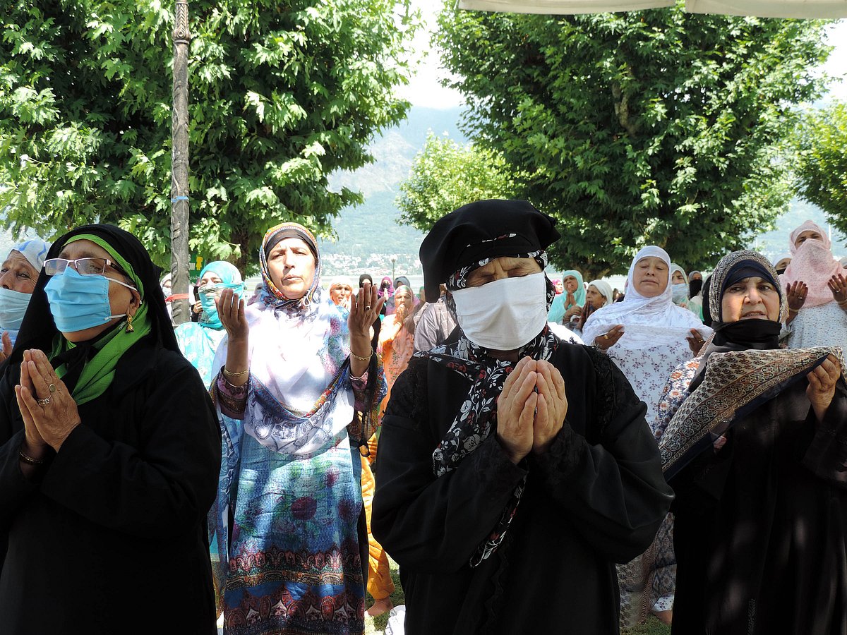 کشمیر: سخت احتیاطی تدابیر کے درمیان جامع مسجد میں پانچ ماہ بعد نمازِ جمعہ ادا