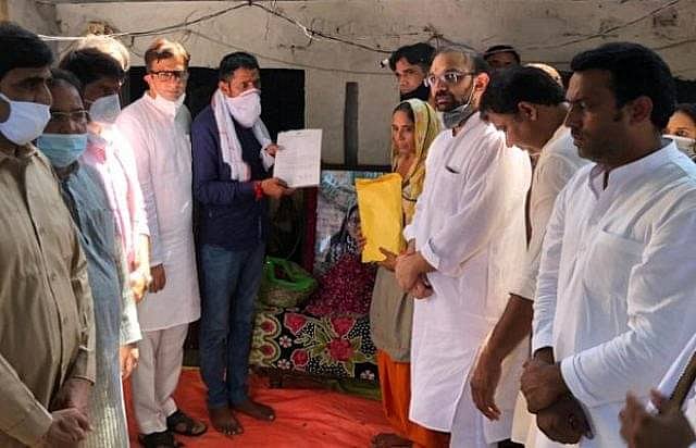سدیکشا بھاٹی کے اہل خانہ سے ملاقات کرنے پہنچا کانگریس کا نمائندہ وفد