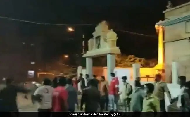 بنگلورو فساد: مسلمانوں نے پیش کی ہم آہنگی کی مثال، انسانی زنجیر بناکر مندر کی حفاظت